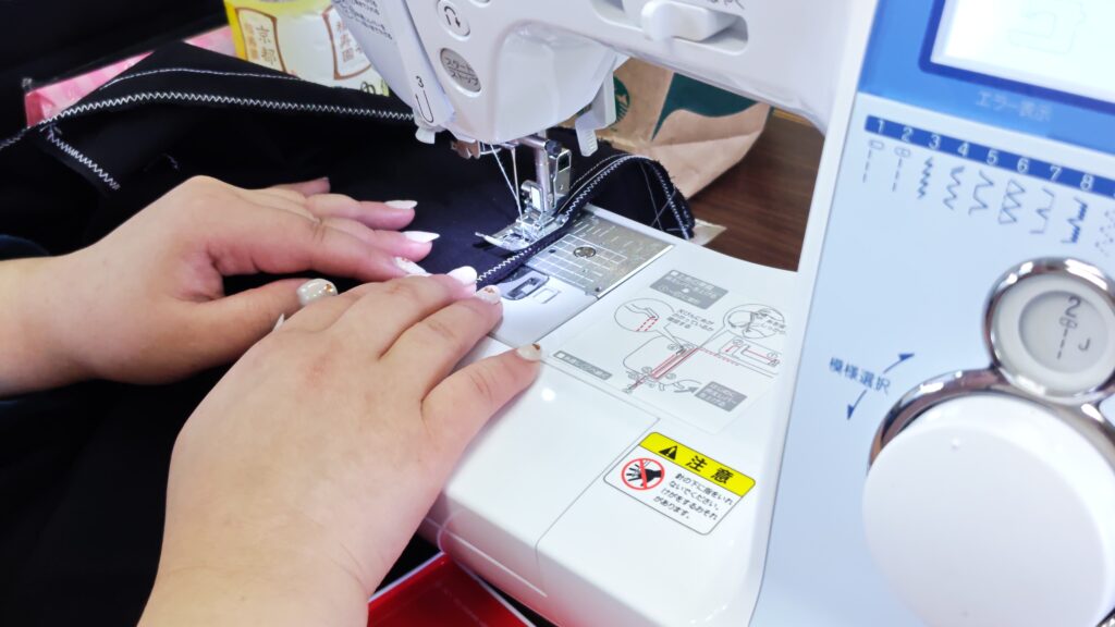 ミシンでの制作風景です。来週が楽しみ、とおっしゃられております！