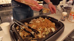 料理人経験ある利用者さんの華麗な手さばき!美味しい焼きそばが出来上がりました!