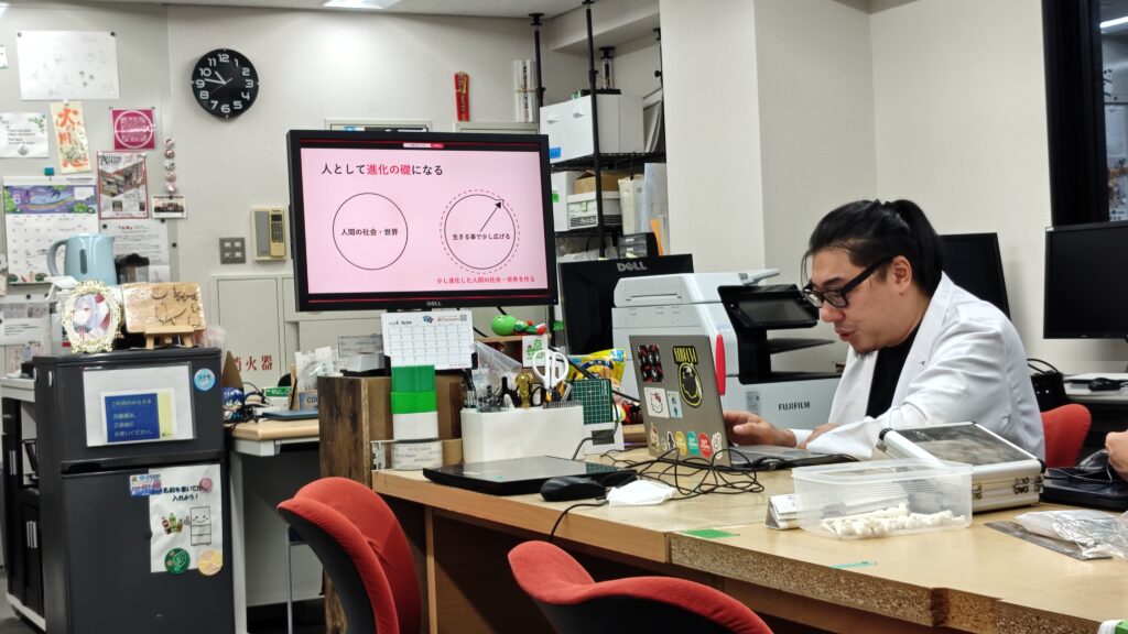 職業指導員岡本による講座風景です