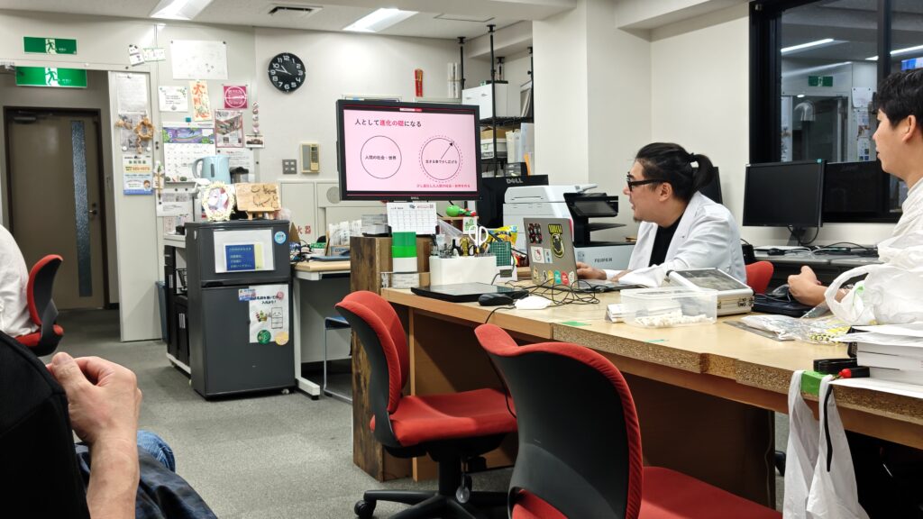 講座風景。周囲に利用者さんが輪になって座っています