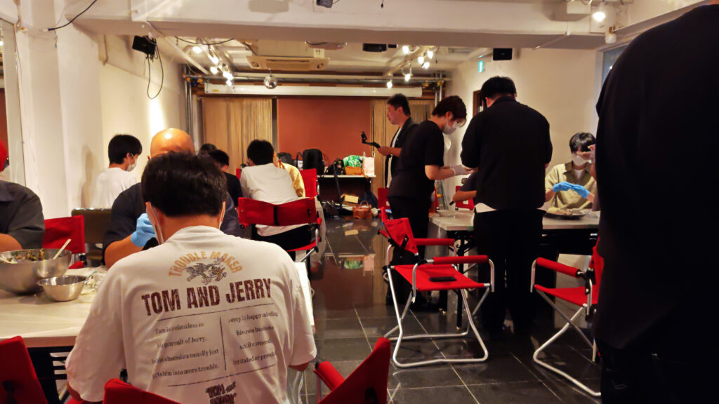 たくさん来てくれました！ウキウキでお料理中です。