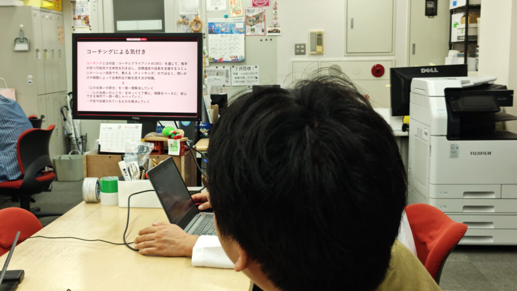 聞き入っておられます。両サイドにもおられ、ご自身のPCで見ております