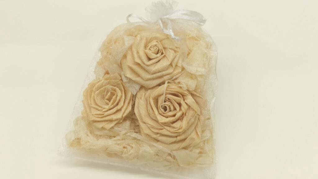 桧の薔薇。オーガンジー袋に入った繊細な仕上がりです。