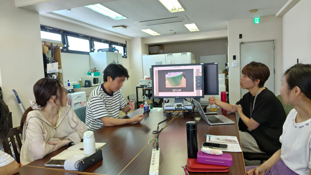 事前課題を持ち寄って発表しています。皆さま楽しそうです!