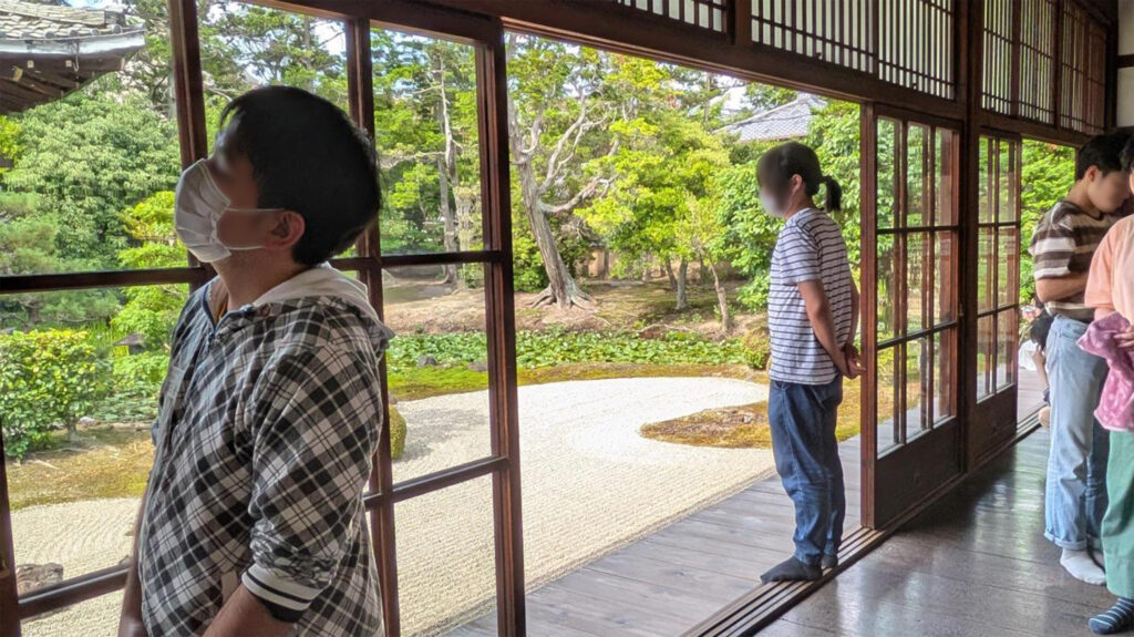 歴史と伝統あふれるお庭を眺めるひとときです。