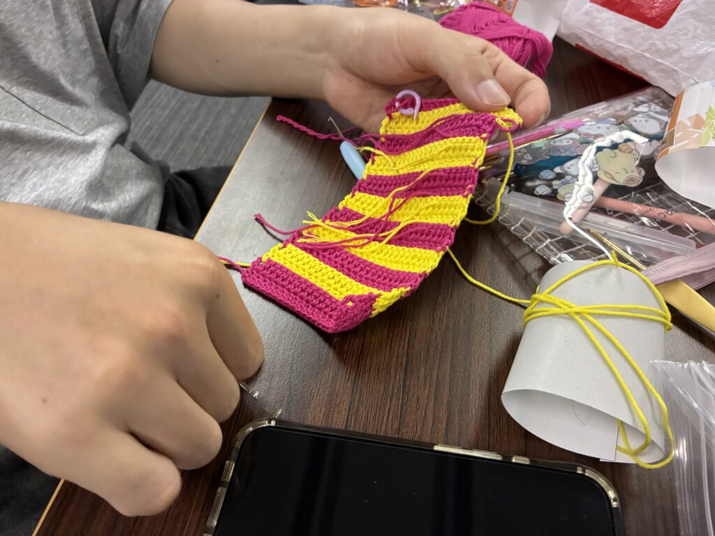 かぎ針編みに取り組まれています。色替えが綺麗!!