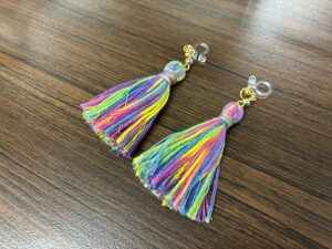カラフルなタッセルイヤリング!樹脂イヤリングでつけているところが目立ちにくい!