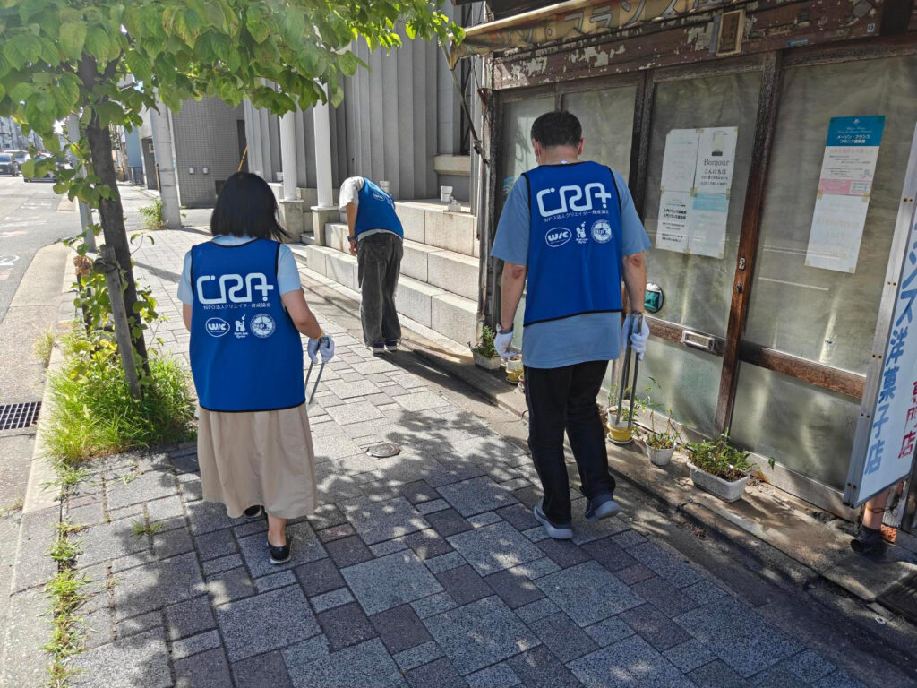 強い日差しにも負けず。