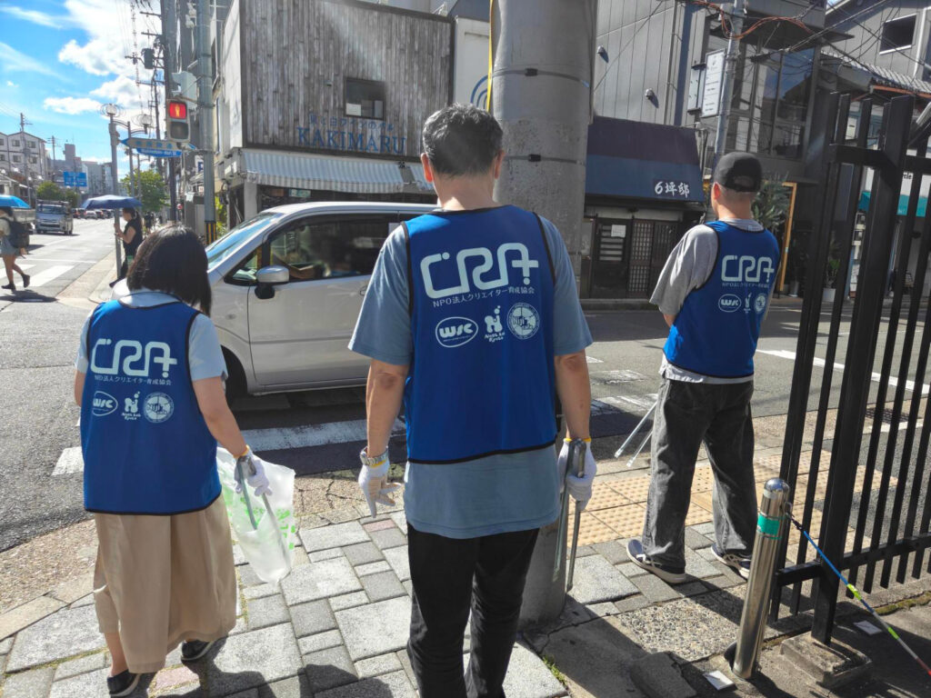 往来の多い道なので、周囲に気を付けて進みます。