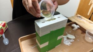おにやーマンレジンキャスト工程。2液を混ぜたら静かにそそぎます。