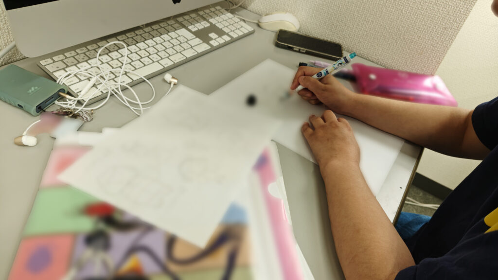 既に数枚描き上げておられる段階でした。姿勢を崩さず描き進めておられました!