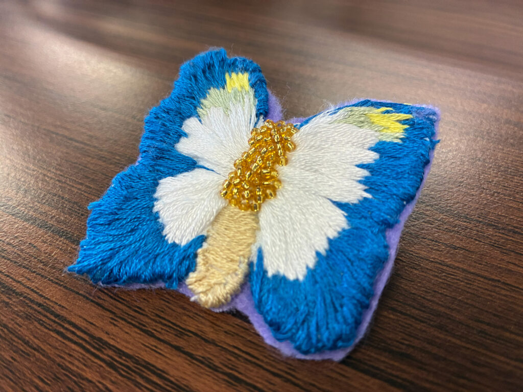 モルフォ蝶の刺繍。ビーズとの組み合わせも素敵です！