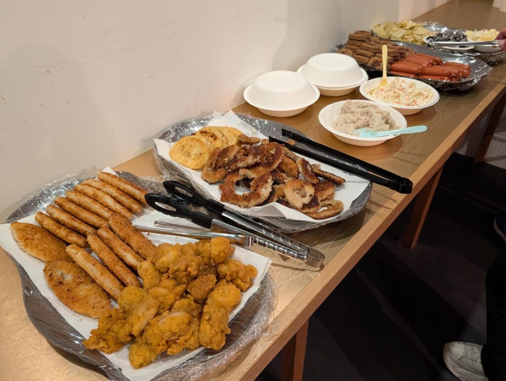 軽食コーナーを分けて、カードや卓が汚れないようにしてあります!